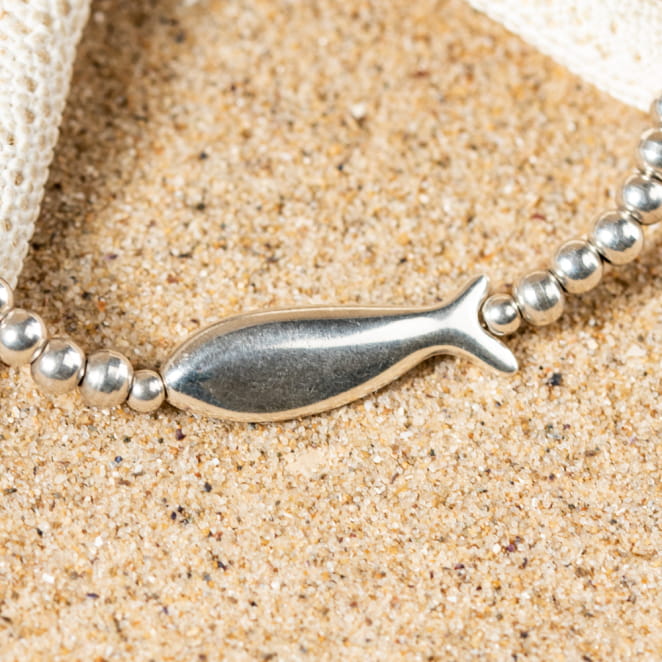 Les bijoux Retour de plage sont des bijoux fantaisie authentiques et uniques faits de perles naturelles qui racontent une histoire de nature ou d’océan à partager en famille ou entre amis.