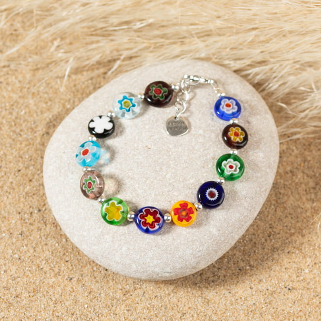 Retour de plage propose des bijoux fantaisie fabriqués avec des matériaux de qualité : céramique, lin, perles de verre, hématite, quartz, amazonite, perles de rivière, perle de jade, lapis lazuli, perles de culture, pierre de sable, etc.