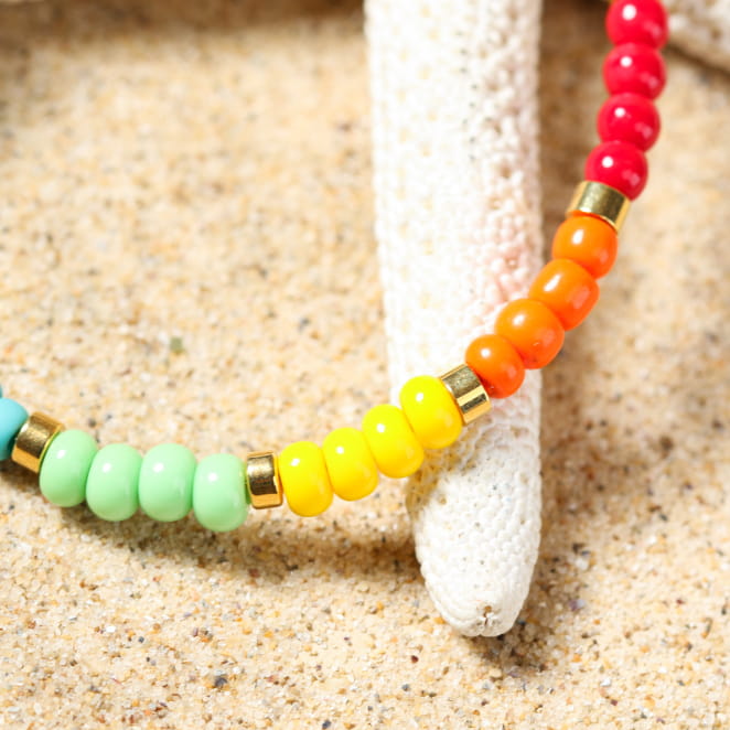 Les bijoux Retour de plage sont des bijoux fantaisie authentiques et uniques faits de perles naturelles qui racontent une histoire de nature ou d’océan à partager en famille ou entre amis.