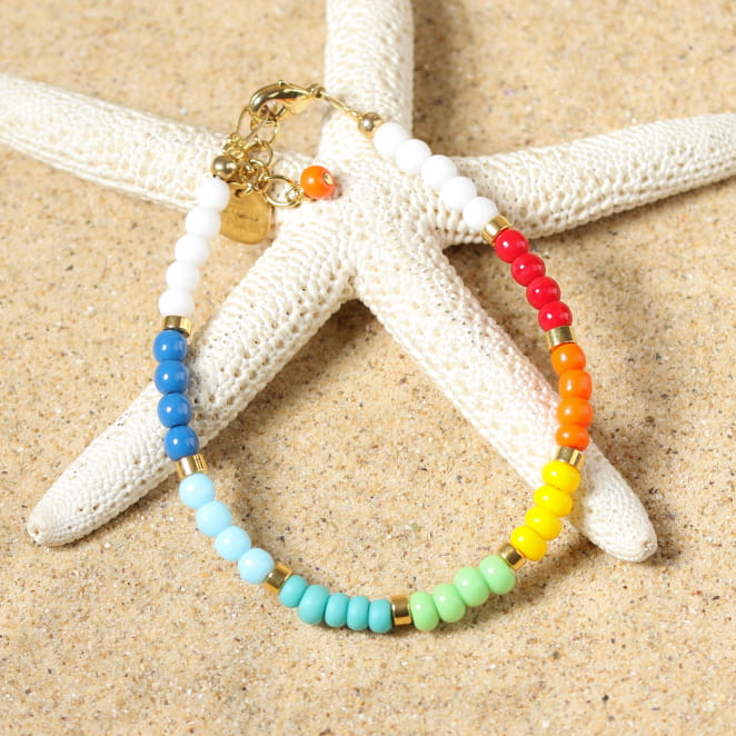 Retour de plage vous propose des colliers, bracelets, boucles d’oreilles, bracelets de chevilles, porte-clefs, parfums, cabas et bagues pour femme, homme et enfant pour que chacun trouve son bonheur.