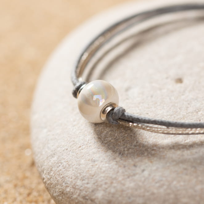 Retour de plage vous propose des colliers, bracelets, boucles d’oreilles, bracelets de chevilles, porte-clefs, parfums, cabas et bagues pour femme, homme et enfant pour que chacun trouve son bonheur.