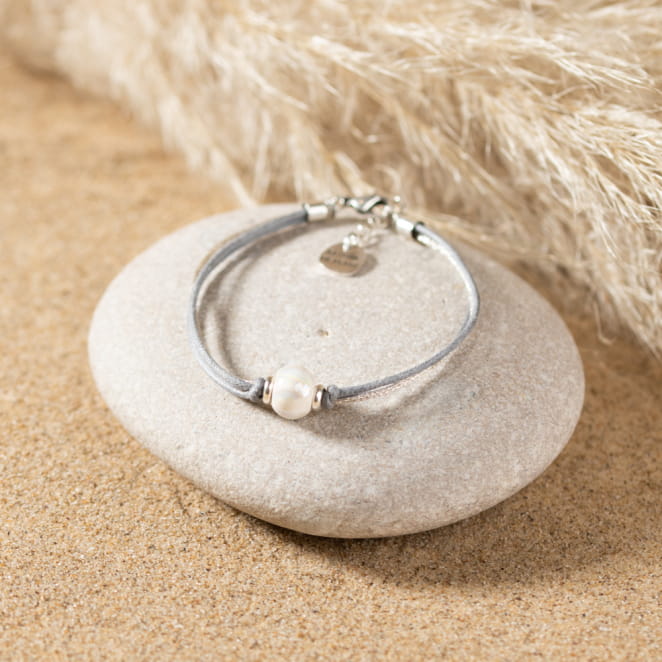 Retour de plage propose des bijoux fantaisie multicolore, blanc, sable, bleu nuit, turquoise, couleur ficelle, anthracite, ou autre alors choisissez les matières qui vous plaisent et les textures que vous aimez.