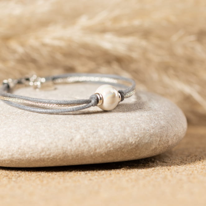 Les bijoux Retour de plage sont des bijoux fantaisie authentiques et uniques faits de perles naturelles qui racontent une histoire de nature ou d’océan à partager en famille ou entre amis.