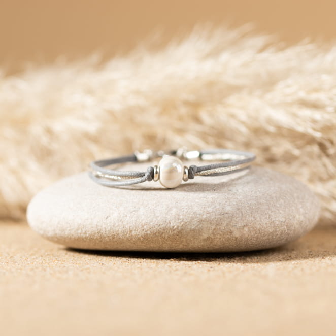 Retour de plage propose des bijoux fantaisie multicolore, blanc, sable, bleu nuit, turquoise, couleur ficelle, anthracite, ou autre alors choisissez les matières qui vous plaisent et les textures que vous aimez.