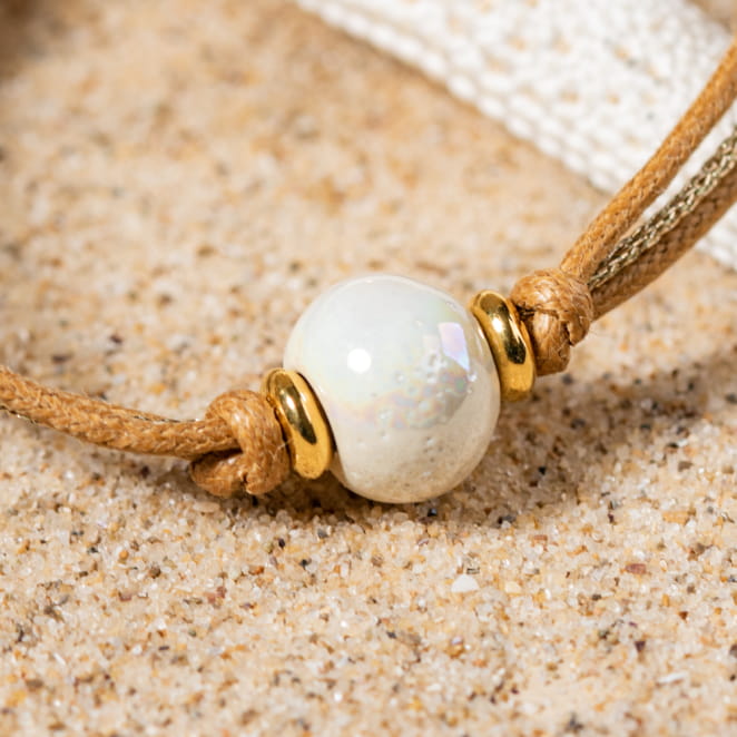 Retour de plage propose des bijoux fantaisie multicolore, blanc, sable, bleu nuit, turquoise, couleur ficelle, anthracite, ou autre alors choisissez les matières qui vous plaisent et les textures que vous aimez.