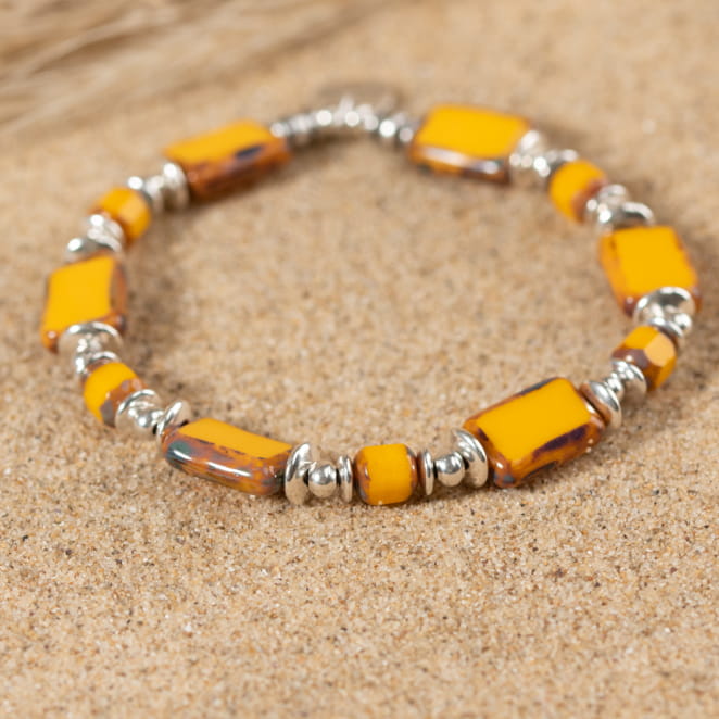 Les bijoux Retour de plage sont des bijoux fantaisie authentiques et uniques faits de perles naturelles qui racontent une histoire de nature ou d’océan à partager en famille ou entre amis.