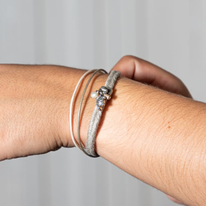 Découvrez Léonie, un bijou inspiré de l’océan fabriqué artisanalement sur l’île d’Oléron.