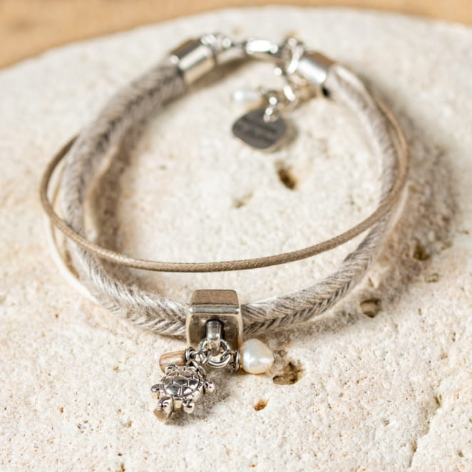 Découvrez Léonie, un bijou inspiré de l’océan fabriqué artisanalement sur l’île d’Oléron.