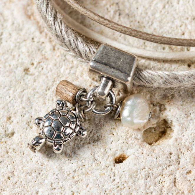 Les bijoux Retour de plage sont des bijoux fantaisie authentiques et uniques faits de perles naturelles qui racontent une histoire de nature ou d’océan à partager en famille ou entre amis.