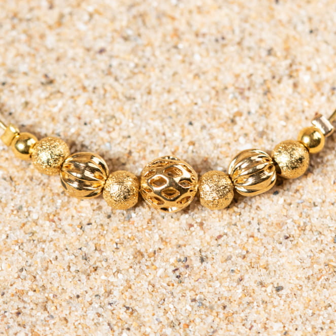 Zoom sur les détails du bracelet Leslie, maillons texturés et brillance subtile.