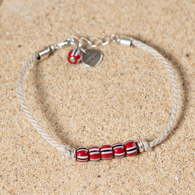 Retour de plage vous propose des colliers, bracelets, boucles d’oreilles, bracelets de chevilles, porte-clefs, parfums, cabas et bagues pour femme, homme et enfant pour que chacun trouve son bonheur.