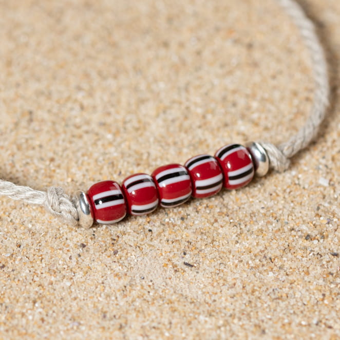 Les bijoux Retour de plage sont des bijoux fantaisie authentiques et uniques faits de perles naturelles qui racontent une histoire de nature ou d’océan à partager en famille ou entre amis.