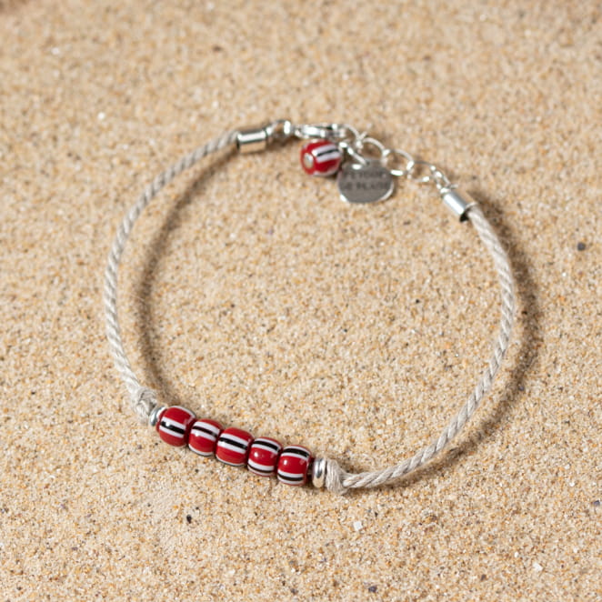 Retour de plage propose des bijoux fantaisie multicolore, blanc, sable, bleu nuit, turquoise, couleur ficelle, anthracite, ou autre alors choisissez les matières qui vous plaisent et les textures que vous aimez.