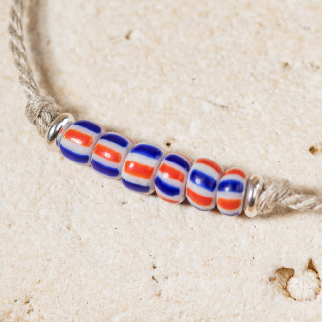 Retour de plage propose des bijoux fantaisie fabriqués avec des matériaux de qualité : céramique, lin, perles de verre, hématite, quartz, amazonite, perles de rivière, perle de jade, lapis lazuli, perles de culture, pierre de sable, etc.