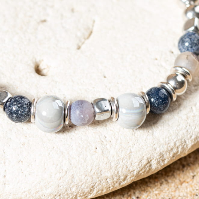 Zoom sur le bracelet Lucia bleu montana fabriqué en France, pampilles argentées élégantes