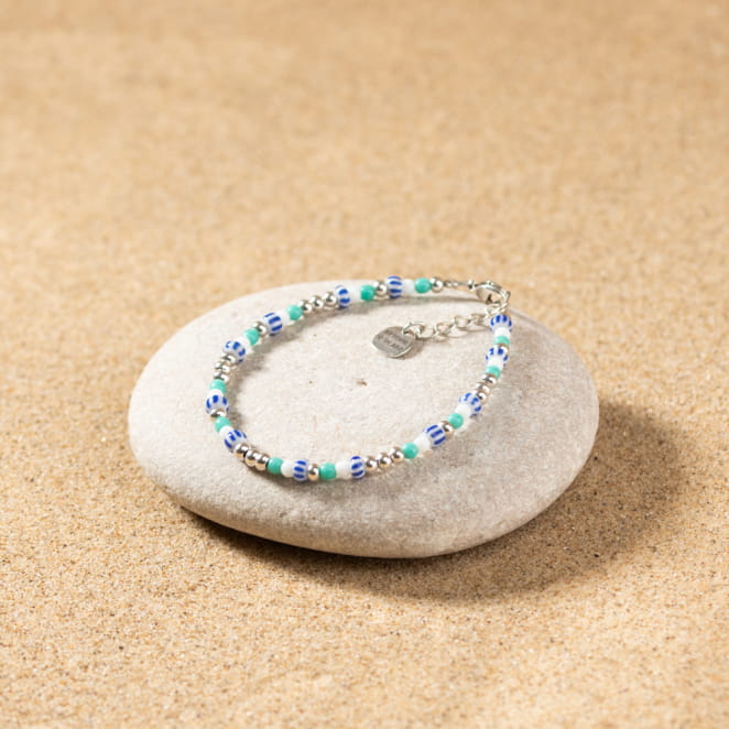 Le bracelet Marinière est coloré et lumineux avec ses différentes perles de couleurs.