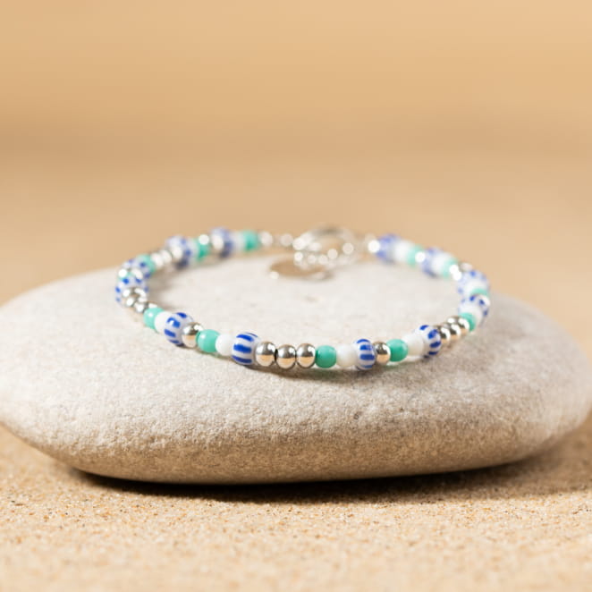 Marinière est un bracelet coloré et lumineux qui apporte de la joie et de la bonne humeur au quotidien. Composé de perles en verre vert émeraude, blanches et rayées bleu marine et blanc, ce bracelet offre une touche d'originalité à tous vos looks. A porter seul ou à assortir, ce bijou s'adapte aux envies de chacun.