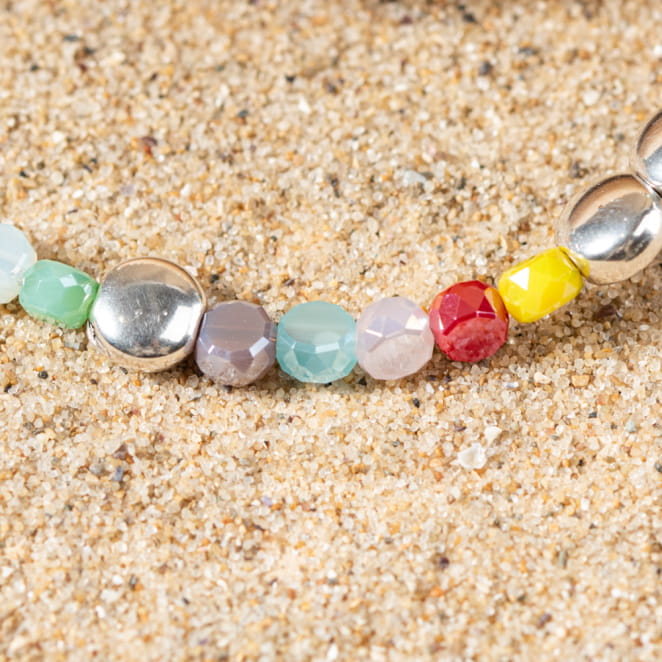 Vue rapprochée des perles multicolores du bracelet Multi, fait main à l’Île d’Oléron.
