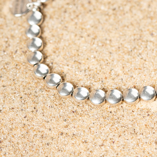 Bracelet Nasa, perles argentées délicates, à porter seul ou en accumulation