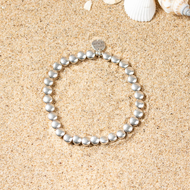 Vue rapprochée du bracelet Nasa, éclat métallisé et raffinement discret