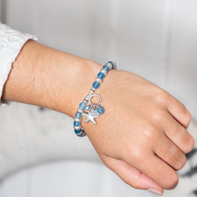 Les bijoux Retour de plage sont des bijoux fantaisie authentiques et uniques faits de perles naturelles qui racontent une histoire de nature ou d’océan à partager en famille ou entre amis.