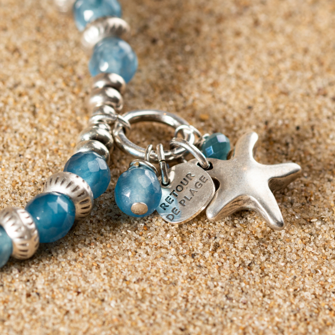 Retour de plage propose des bijoux fantaisie fabriqués avec des matériaux de qualité : céramique, lin, perles de verre, hématite, quartz, amazonite, perles de rivière, perle de jade, lapis lazuli, perles de culture, pierre de sable, etc.