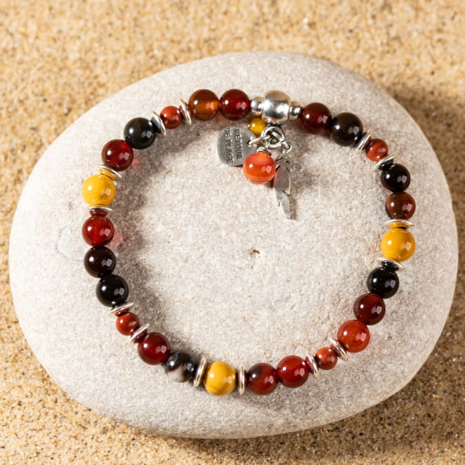 Retour de plage vous propose des colliers, bracelets, boucles d’oreilles, bracelets de chevilles, porte-clefs, parfums, cabas et bagues pour femme, homme et enfant pour que chacun trouve son bonheur.