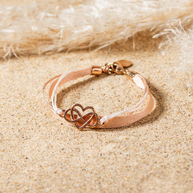 Les bijoux Retour de plage sont des bijoux fantaisie authentiques et uniques faits de perles naturelles qui racontent une histoire de nature ou d’océan à partager en famille ou entre amis.