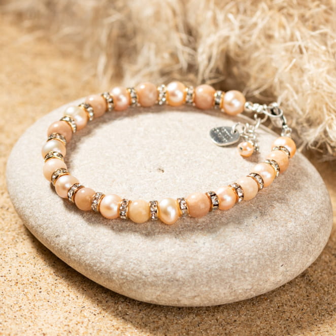 Retour de plage propose des bijoux fantaisie multicolore, blanc, sable, bleu nuit, turquoise, couleur ficelle, anthracite, ou autre alors choisissez les matières qui vous plaisent et les textures que vous aimez.