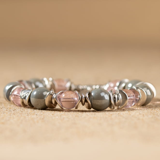 Le bracelet Pétale est un bijou original qui habille votre poignet avec de délicates nuances de parme et de gris.