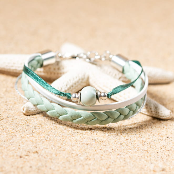 Bracelet Pistache argenté avec perles vert tendre, création poétique et lumineuse