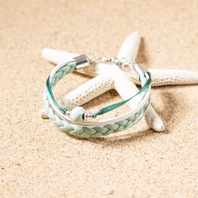 Bracelet Pistache vert d’eau et argenté, perles nacrées sur lien tressé, fraîcheur estivale