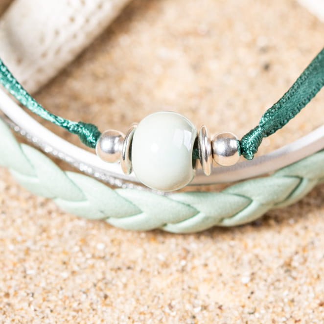 Zoom sur le bracelet Pistache vert, finitions argentées et reflets doux