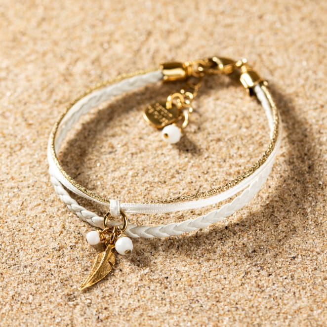 Retour de plage vous propose des colliers, bracelets, boucles d’oreilles, bracelets de chevilles, porte-clefs, parfums, cabas et bagues pour femme, homme et enfant pour que chacun trouve son bonheur.