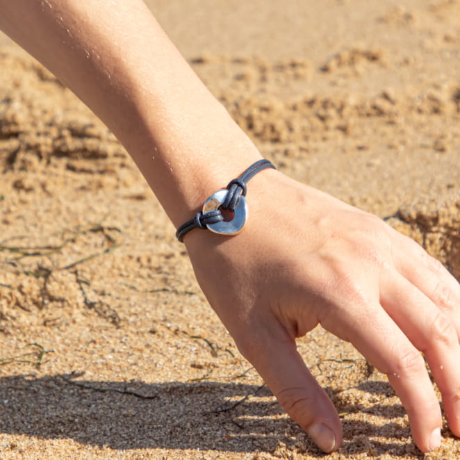 Les bijoux Retour de plage sont des bijoux fantaisie authentiques et uniques faits de perles naturelles qui racontent une histoire de nature ou d’océan à partager en famille ou entre amis.