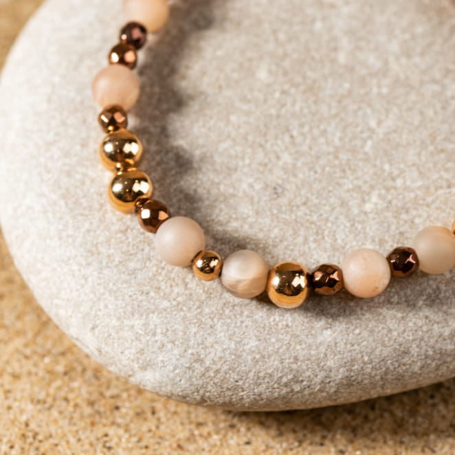 Retour de plage vous propose des colliers, bracelets, boucles d’oreilles, bracelets de chevilles, porte-clefs, parfums, cabas et bagues pour femme, homme et enfant pour que chacun trouve son bonheur.