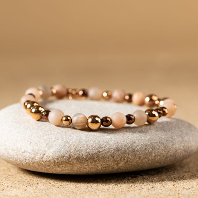 Retour de plage propose des bijoux fantaisie fabriqués avec des matériaux de qualité : céramique, lin, perles de verre, hématite, quartz, amazonite, perles de rivière, perle de jade, lapis lazuli, perles de culture, pierre de sable, etc.