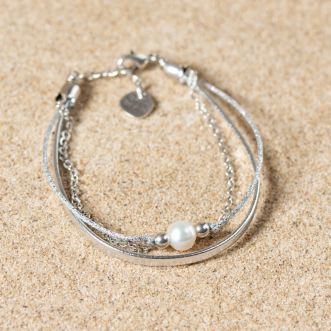 Retour de plage vous propose des colliers, bracelets, boucles d’oreilles, bracelets de chevilles, porte-clefs, parfums, cabas et bagues pour femme, homme et enfant pour que chacun trouve son bonheur.