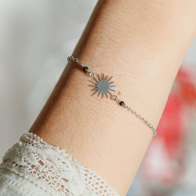 Les bijoux Retour de plage sont des bijoux fantaisie authentiques et uniques faits de perles naturelles qui racontent une histoire de nature ou d’océan à partager en famille ou entre amis.