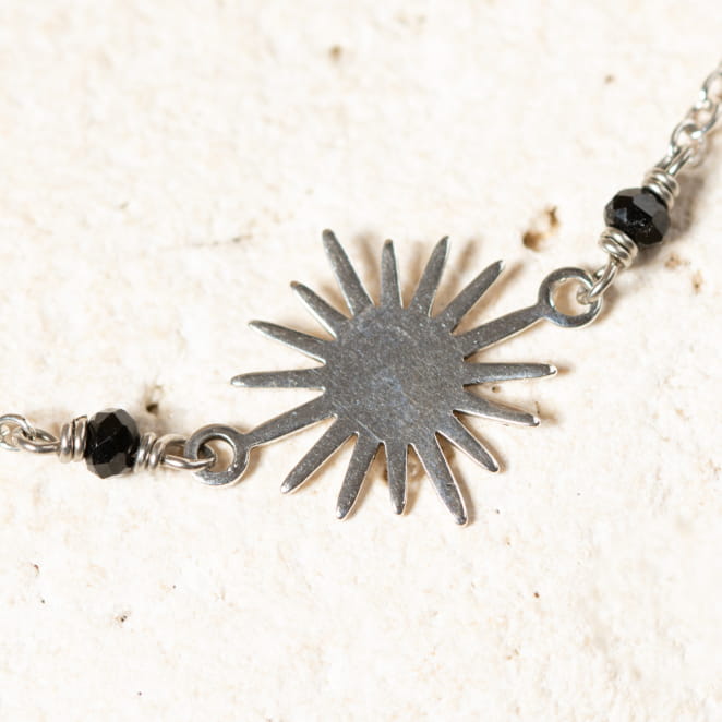 Retour de plage, une entreprise locale engagée dans le développement durable qui créée et fabrique des bijoux fantaisies made in France sur l’Île d’Oléron.