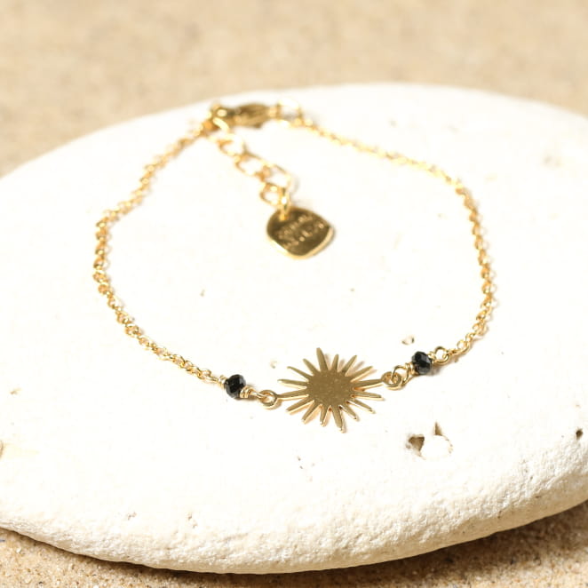 Découvrez le bracelet Sun, un bijou marin fabriqué en France sur l’Île d’Oléron par des monteuses qualifiées.