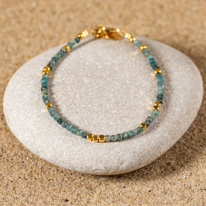 Ce bijou fantaisie s'accorde avec tous les looks. Bracelet Taurus : un bracelet fin et délicat.