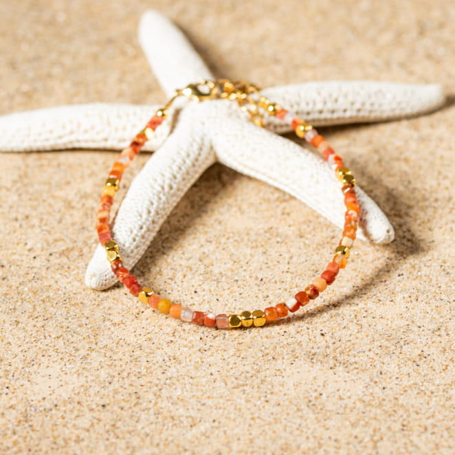 Retour de plage vous propose des colliers, bracelets, boucles d’oreilles, bracelets de chevilles, porte-clefs, parfums, cabas et bagues pour femme, homme et enfant pour que chacun trouve son bonheur.