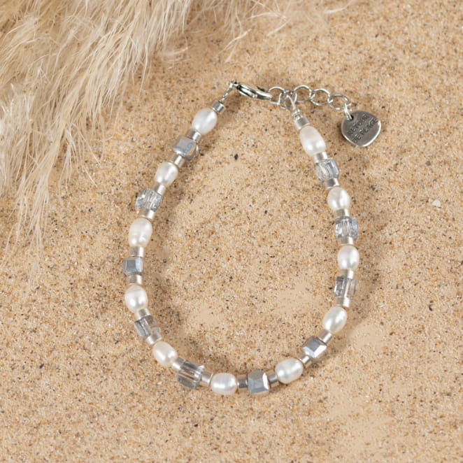 Retour de plage propose des bijoux fantaisie fabriqués avec des matériaux de qualité : céramique, lin, perles de verre, hématite, quartz, amazonite, perles de rivière, perle de jade, lapis lazuli, perles de culture, pierre de sable, etc.