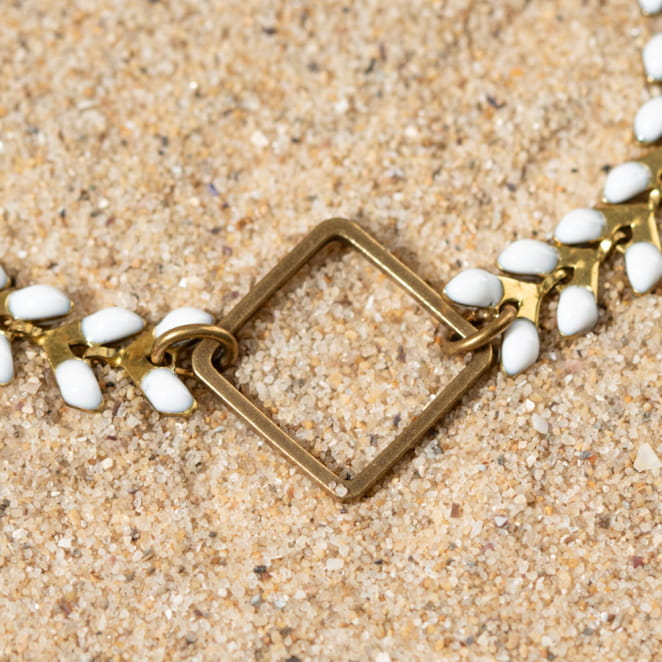 détail du bracelet Troène avec perles blanches et fermoir doré bronze