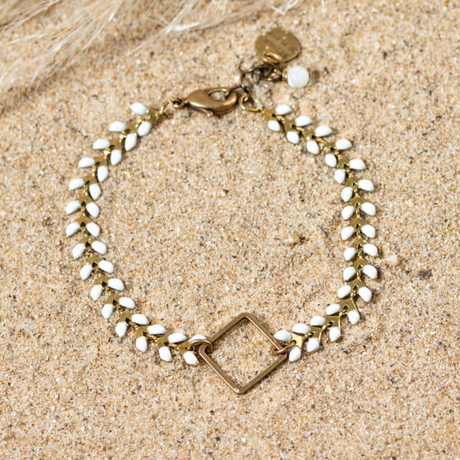 bracelet Troène en perles blanches, monture bronze, style élégant et intemporel