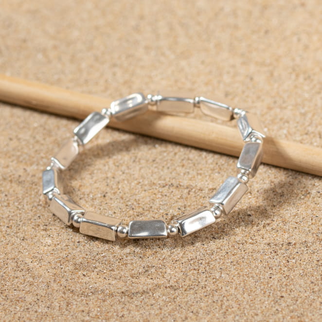 Retour de plage, une entreprise locale engagée dans le développement durable qui créée et fabrique des bijoux fantaisies made in France sur l’Île d’Oléron.