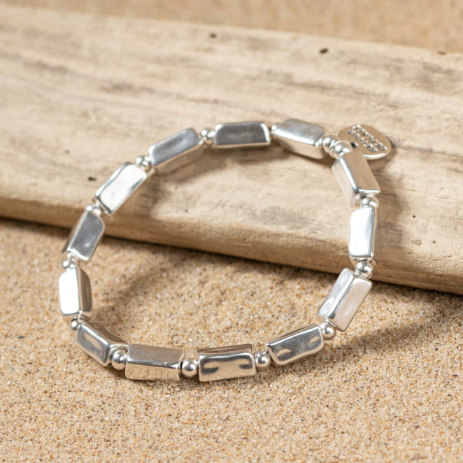 Retour de plage propose des bijoux fantaisie multicolore, blanc, sable, bleu nuit, turquoise, couleur ficelle, anthracite, ou autre alors choisissez les matières qui vous plaisent et les textures que vous aimez.