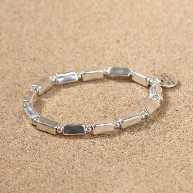 Retour de plage vous propose des colliers, bracelets, boucles d’oreilles, bracelets de chevilles, porte-clefs, parfums, cabas et bagues pour femme, homme et enfant pour que chacun trouve son bonheur.