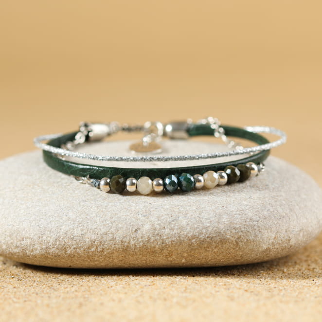 Les bijoux Retour de plage sont des bijoux fantaisie authentiques et uniques faits de perles naturelles qui racontent une histoire de nature ou d’océan à partager en famille ou entre amis.